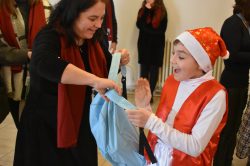 Impartirea cadourilor - Scoala pentru copii cu nevoi speciale Mehedinti